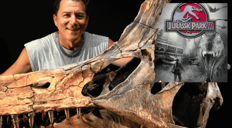 En la imagen el paleontólogo estadounidense Paul Sereno, de la Universidad de Chicago, posa con el cráneo reconstruido de este dinosaurio gigante. EFE/K. Ladzinski/Universidad de Chicago