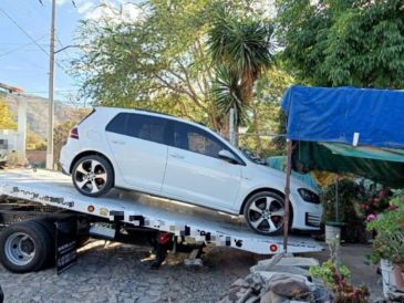 Se aseguró un vehículo Volkswagen Golf, modelo 2015, color blanco y con placas del estado de Michoacán. ESPECIAL