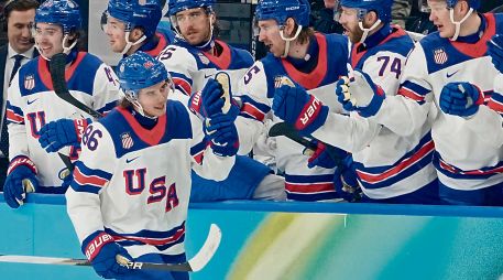 El equipo de Estados Unidos celebra su pase a la siguiente ronda luego de derrotar a Eslovenia. EFE