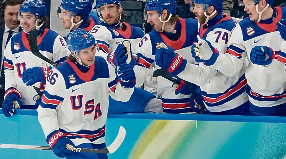El equipo de Estados Unidos celebra su pase a la siguiente ronda luego de derrotar a Eslovenia. EFE