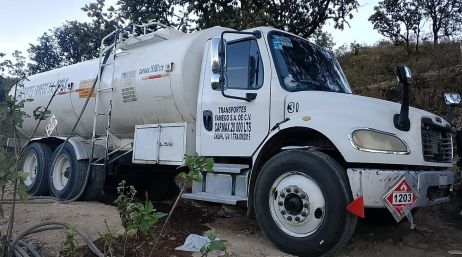 La unidad hallada en Zapopan estaba cargada a su máxima capacidad con hidrocarburo y conectada al ducto mediante mangueras. ESPECIAL/Policía de Jalisco