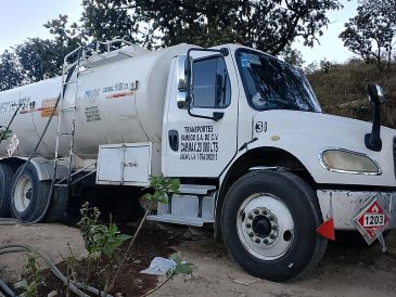 La unidad hallada en Zapopan estaba cargada a su máxima capacidad con hidrocarburo y conectada al ducto mediante mangueras. ESPECIAL/Policía de Jalisco