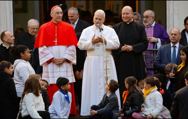 El Papa León XIV se reúne con los fieles durante su visita pastoral a la Basílica del Sagrado Corazón de Jesús en Roma, Italia, 22 de febrero de 2026. EFE/F. FRUSTACI