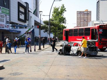 Los contados vehículos y motocicletas que circulaban por las calles de la ciudad se unían en un eco que hacía retumbar las calles, vacías. EL INFORMADOR / J. Acosta