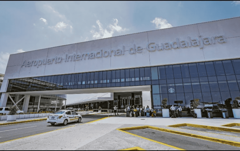El GAP exhortó a los viajeros a mantener contacto directo con sus aerolíneas para confirmar el estatus de sus itinerarios, ya que varias compañías ajustaron sus operaciones y programaciones ante la emergencia. EL INFORMADOR / ARCHIVO