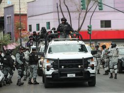 Integrantes de la Guardia Nacional resguardan la zona donde trasladaron el cuerpo de Nemesio Rubén Oseguera Cervantes, alias 'El Mencho', líder del Cártel Nueva Generación (CNG). EFE/ M. Guzmán