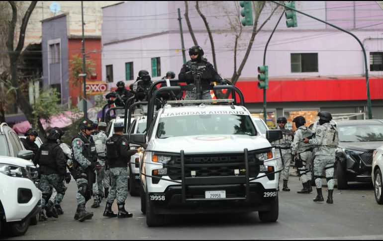 Integrantes de la Guardia Nacional resguardan la zona donde trasladaron el cuerpo de Nemesio Rubén Oseguera Cervantes, alias 'El Mencho', líder del Cártel Nueva Generación (CNG). EFE/ M. Guzmán