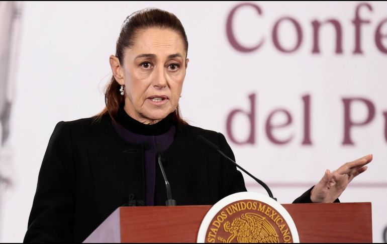 La presidenta de México, Claudia Sheinbaum, habla en una rueda de prensa este lunes, en Palacio Nacional de Ciudad de México. EFE/ J. Méndez