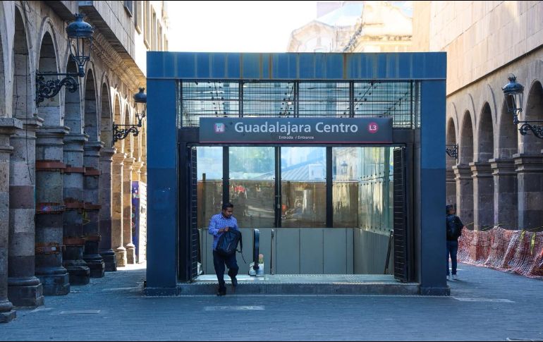 Entrada al corazón subterráneo. Un usuario desciende hacia la estación Guadalajara Centro de la Línea 3 del Tren Ligero. EL INFORMADOR / A. Navarro