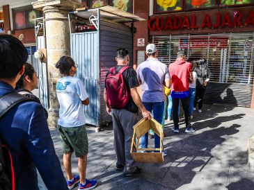 Fueron contados los comercios que levantaron la cortina ayer. Por ello, la mayoría tuvo una alta demanda en sus productos y servicios. EL INFORMADOR/A. Navarro