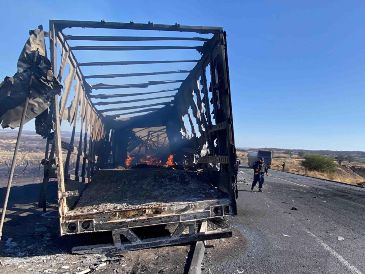 Camiones vandalizados ralentizan la circulación en vías del estado. SUN/V. Rosas