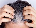 Las canas son naturales y no siempre aparecen por edad, también influyen la genética. CANVA