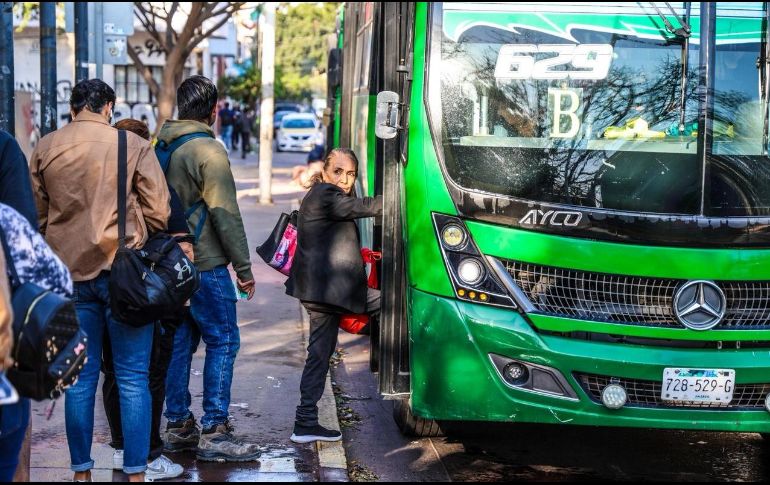 Usuarios reportan retrasos importantes en varias rutas del transporte público este martes 24 de febrero. EL INFORMADOR / A. Navarro
