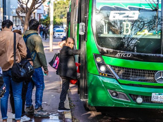 Usuarios reportan retrasos importantes en varias rutas del transporte público este martes 24 de febrero. EL INFORMADOR / A. Navarro