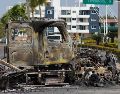 En la fotografía, un vehículo incendiado en una vía de Puerto Vallarta. EFE/A. Montero