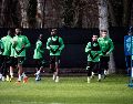 Jugadores del Ferencváros entrenan para afrontar el reto de vencer al Ludogorets, que llega con ventaja al partido definitivo. EFE/B. Bodnar