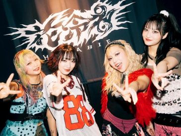 Fundada en 2015 por cuatro amigas durante su etapa escolar, la banda está integrada por Yukina (voz), Matsuri (guitarra), Hettsu (bajo) y Chika (batería). CORTESÍA