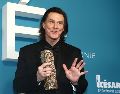 La gala estuvo plagada de bromas y pequeños homenajes al dos veces ganador de un Globo de Oro. EFE/C.Petit