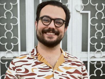 El escritor Daniel López Romo, posa con un ejemplar de su libro “Tienda de Mascotas”. CORTESÍA