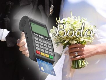 Recién casados ofrecen terminal bancaria para regalo de boda. EFE / ARCHIVO