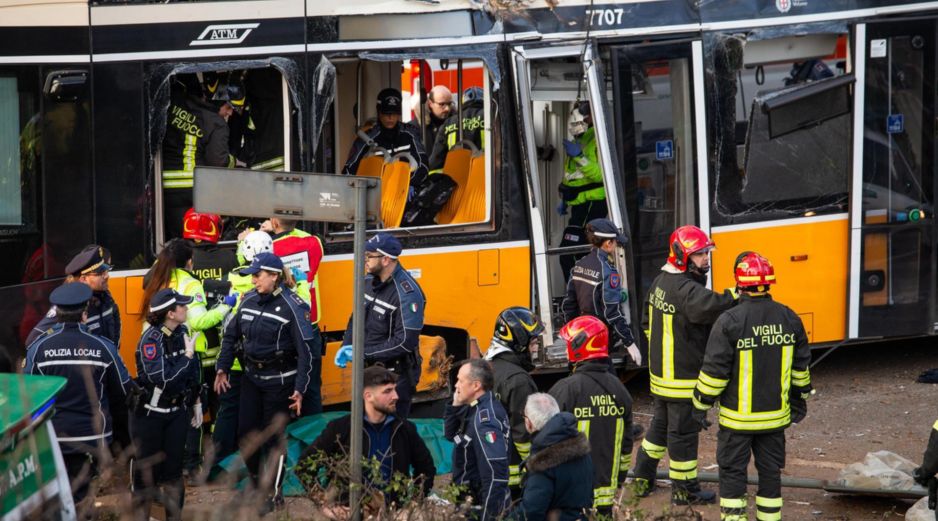 Los servicios de emergencia inspeccionan el lugar de un accidente después de que un tranvía descarrilara en la zona de Porta Venecia de Milán, en Milán, Italia, 27 de febrero de 2026. EFE/D. CANELLA