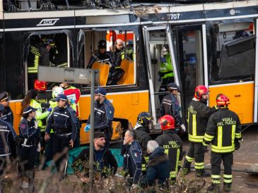 Los servicios de emergencia inspeccionan el lugar de un accidente después de que un tranvía descarrilara en la zona de Porta Venecia de Milán, en Milán, Italia, 27 de febrero de 2026. EFE/D. CANELLA