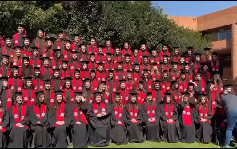 Paramédicos atendieron a 28 estudiantes en el lugar del accidente; cinco fueron trasladados a hospitales para una mejor evaluación. ESPECIAL