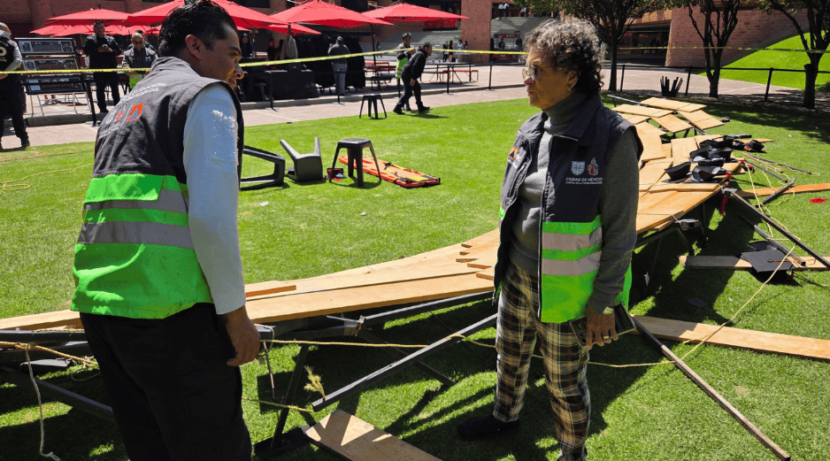 El accidente fue presenciado por los acompañantes de los alumnos, quienes corrieron a auxiliar a los afectados en el momento que ocurrió el colapso. X/SGIRPC_CDMX