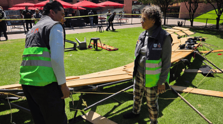 El accidente fue presenciado por los acompañantes de los alumnos, quienes corrieron a auxiliar a los afectados en el momento que ocurrió el colapso. X/SGIRPC_CDMX