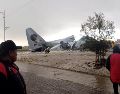 La gente que estaba en el lugar reportó que quedaron esparcidos en el sitio billetes que eran transportados en el avión. EFE/ Noticias San Roque D7