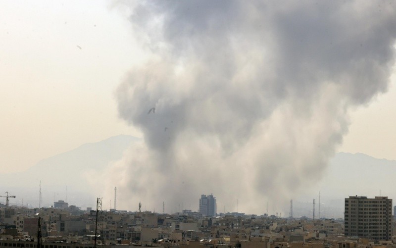 Israel lanzó ese sábado un ataque a plena luz del día contra la capital de Irán, Teherán, donde una nube de humo se elevaba al cielo desde el centro de la ciudad. EFE/A. Taherkenareh