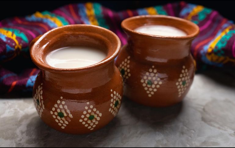 La diversidad microbiana del pulque depende del método utilizado en su preparación, así como del tipo de agave. ESPECIAL / CANVA