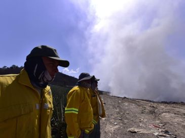 Brigadas y maquinaria pesada trabajan para contener el fuego y evitar que se extienda a la zona forestal cercana. CORTESÍA