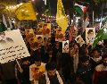 Personas sostienen retratos del líder supremo iraní, el ayatolá Alí Jamenei, durante una protesta contra Estados Unidos e Israel en Karachi, Pakistán. EFE/S. Akber