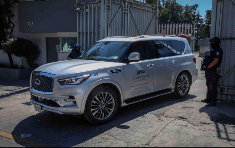 La carroza fúnebre salió del Centro Federal Pericial Forense de la FGR, custodiada por elementos de seguridad durante el traslado del cuerpo de Nemesio Oseguera Cervantes. SUN/L. Camacho