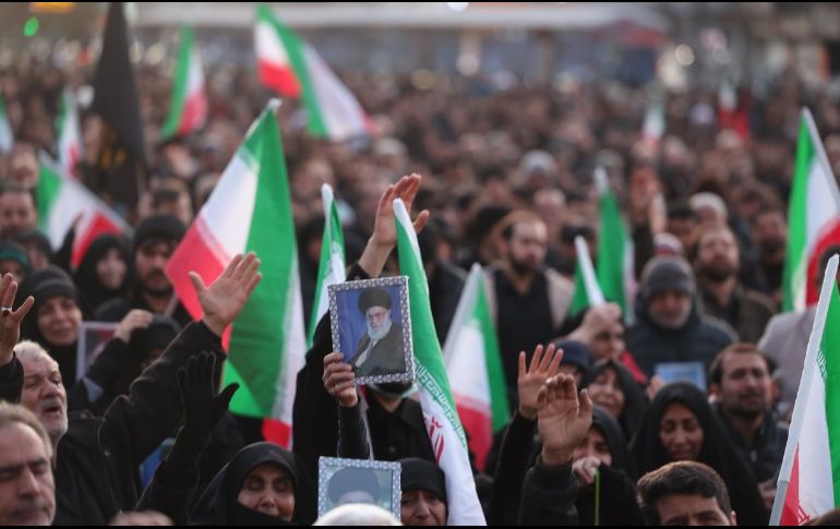 Personas se concentran en la plaza Enqelab de Teherán tras la muerte del líder supremo iraní, el ayatolá Alí Jameneí. EFE/A. Taherkenareh