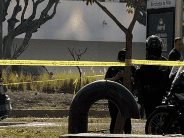 Uno de los automóviles afectados es un Nissan Versa que contaba con reporte de robo horas antes y que fue abandonado en el lugar. ESPECIAL / EL INFORMADOR