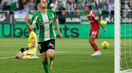 Álvaro Fidalgo se estrenó como goleador con el Betis al definir con clase en el derbi frente al Sevilla. AFP/ C. QUICLER.