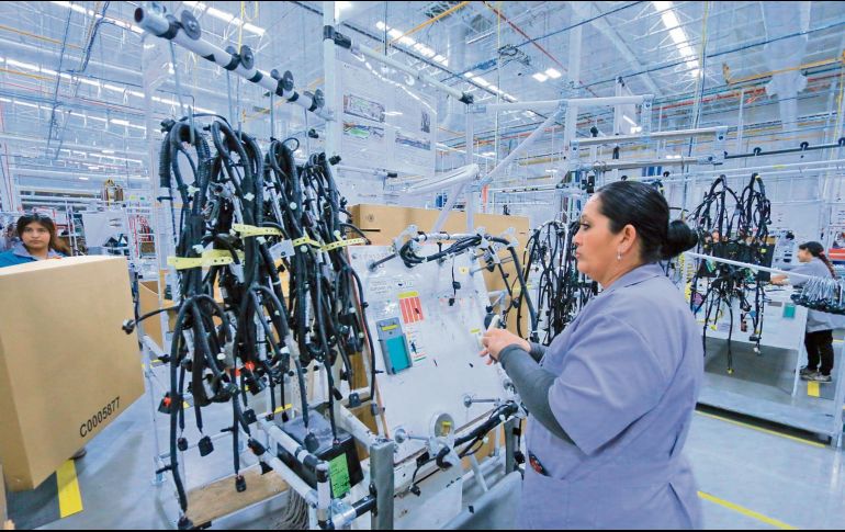 Una operadora supervisa procesos en planta manufacturera; especialistas advierten que empresas deben revisar y actualizar sus pólizas para evitar vacíos de cobertura ante nuevos criterios internacionales de reaseguro y garantizar la continuidad operativa frente a riesgos emergentes. ESPECIAL