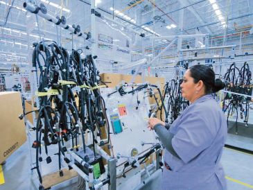 Una operadora supervisa procesos en planta manufacturera; especialistas advierten que empresas deben revisar y actualizar sus pólizas para evitar vacíos de cobertura ante nuevos criterios internacionales de reaseguro y garantizar la continuidad operativa frente a riesgos emergentes. ESPECIAL