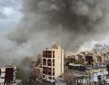 Columnas de humo se elevan desde edificios en Teherán el 2 de marzo del  2026. AP/M. Ganji