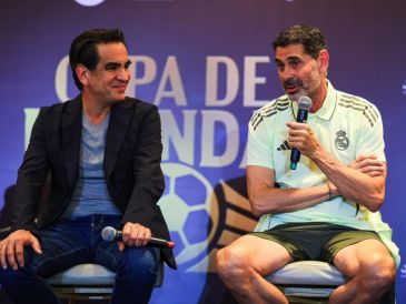 Durante la conferencia de prensa antes del partido de leyendas de este martes, Fernando Hierro reveló que sigue de cerca a Chivas revisando sus resultados. EL INFORMADOR / J. Acosta