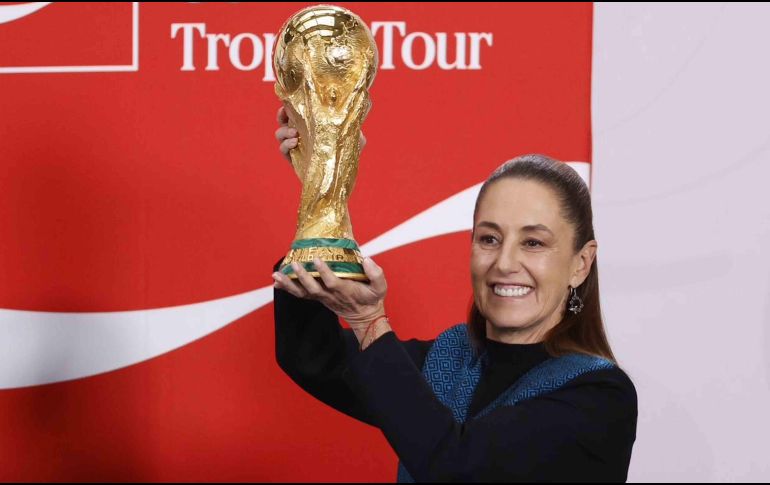 Con el trofeo ya en suelo capitalino y la cuenta regresiva en marcha, la estampa de la Copa del Mundo en Palacio Nacional dejó una imagen simbólica: México se prepara, una vez más, para mostrarse ante el mundo con balón al centro y silbatazo por venir. SUN / D. S. Sánchez