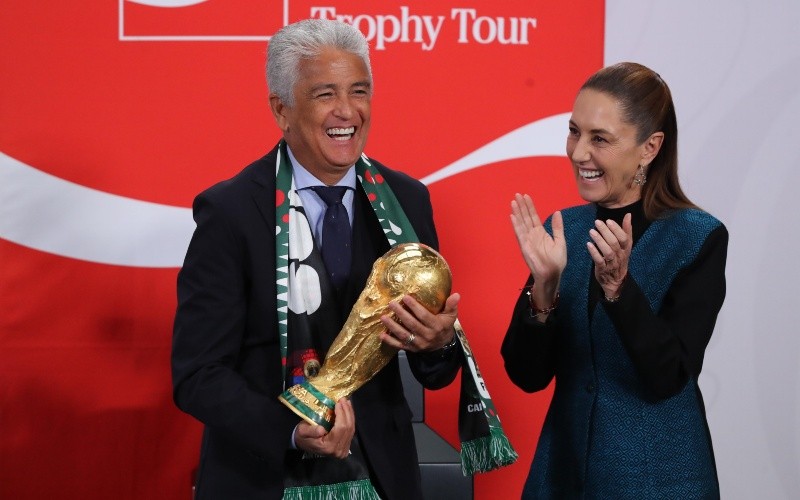 El encargado de entregar el trofeo fue Bebeto, campeón con Brasil en el Mundial de 1994. EFE / M. Guzmán