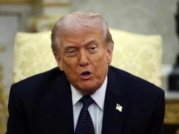 Trump sostuvo que podría anular acuerdos bilaterales y frenar los negocios con España en represalia por no autorizar el uso de las bases de Morón y Rota. EFE/ S. Corum