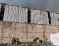 Autoridades informaron que el fuego se extendió en un área aproximada de 40 x 80 metros dentro de la recicladora. CAPTURA DE PANTALLA/CORTESÍA