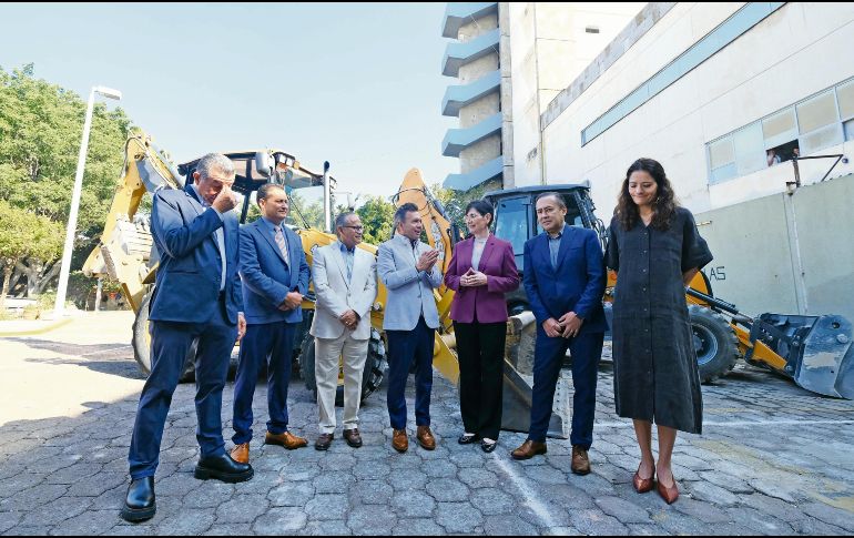 OBRAS. Héctor Raúl Pérez Gómez, secretario de Salud, Pablo Lemus y María Elena González, directora general del Hospital Civil de Guadalajara. ESPECIAL