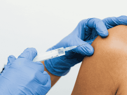 En centros médicos y campañas oficiales de vacunación, el manejo y verificación de las dosis sigue protocolos estrictos para garantizar la seguridad de la población.  CANVA