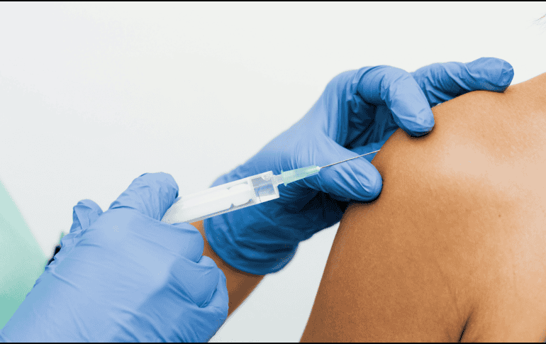 En centros médicos y campañas oficiales de vacunación, el manejo y verificación de las dosis sigue protocolos estrictos para garantizar la seguridad de la población.  CANVA