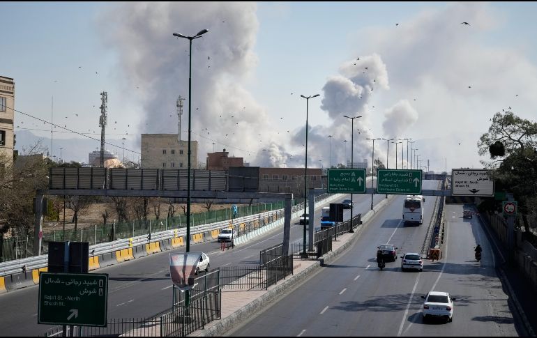 Columnas de humo se elevan en Teherán durante ataques de la campaña militar de Estados Unidos e Israel en Irán. AP/V. Salemi